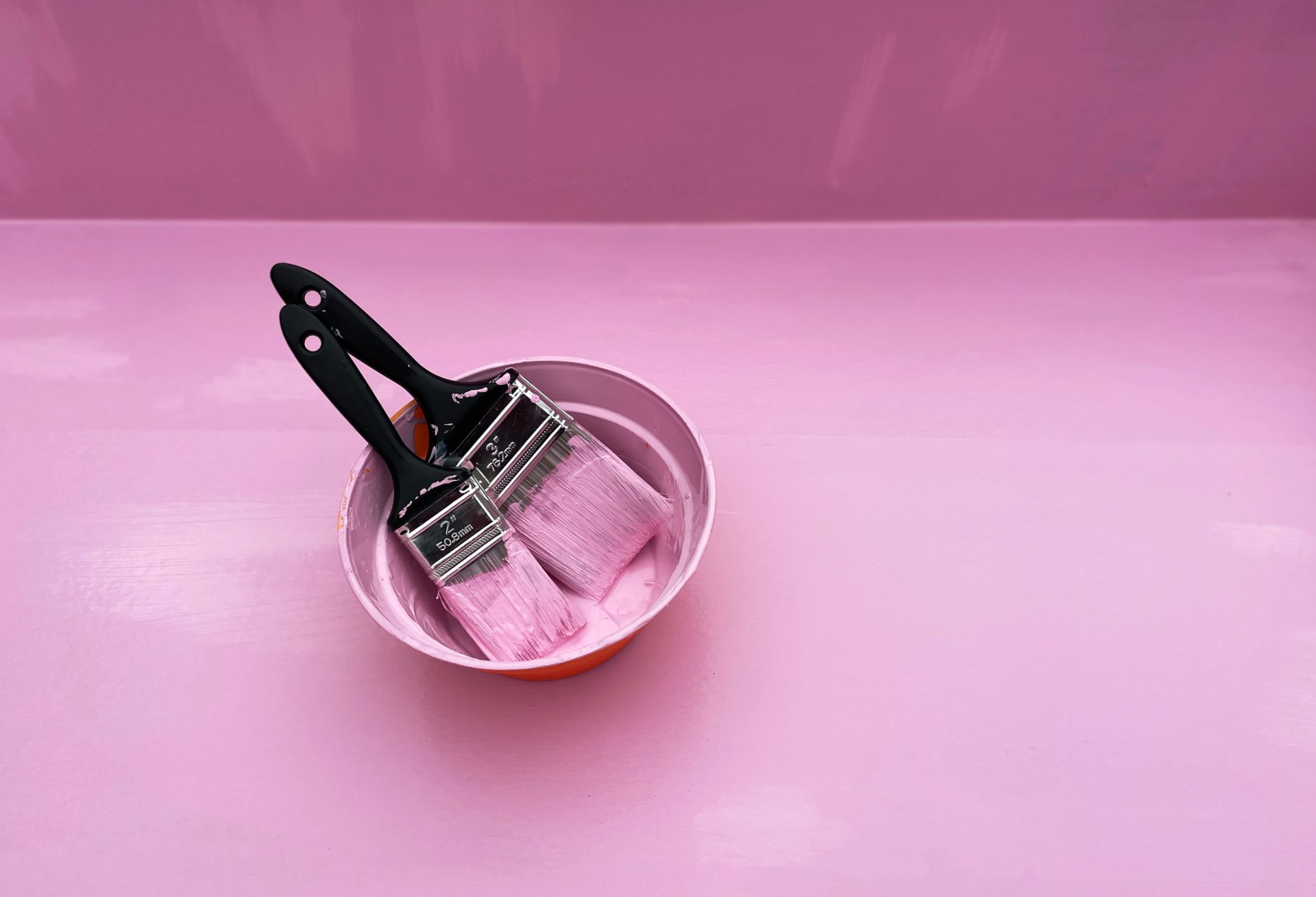 nettoyage outils peinture rose pinceau rouleau