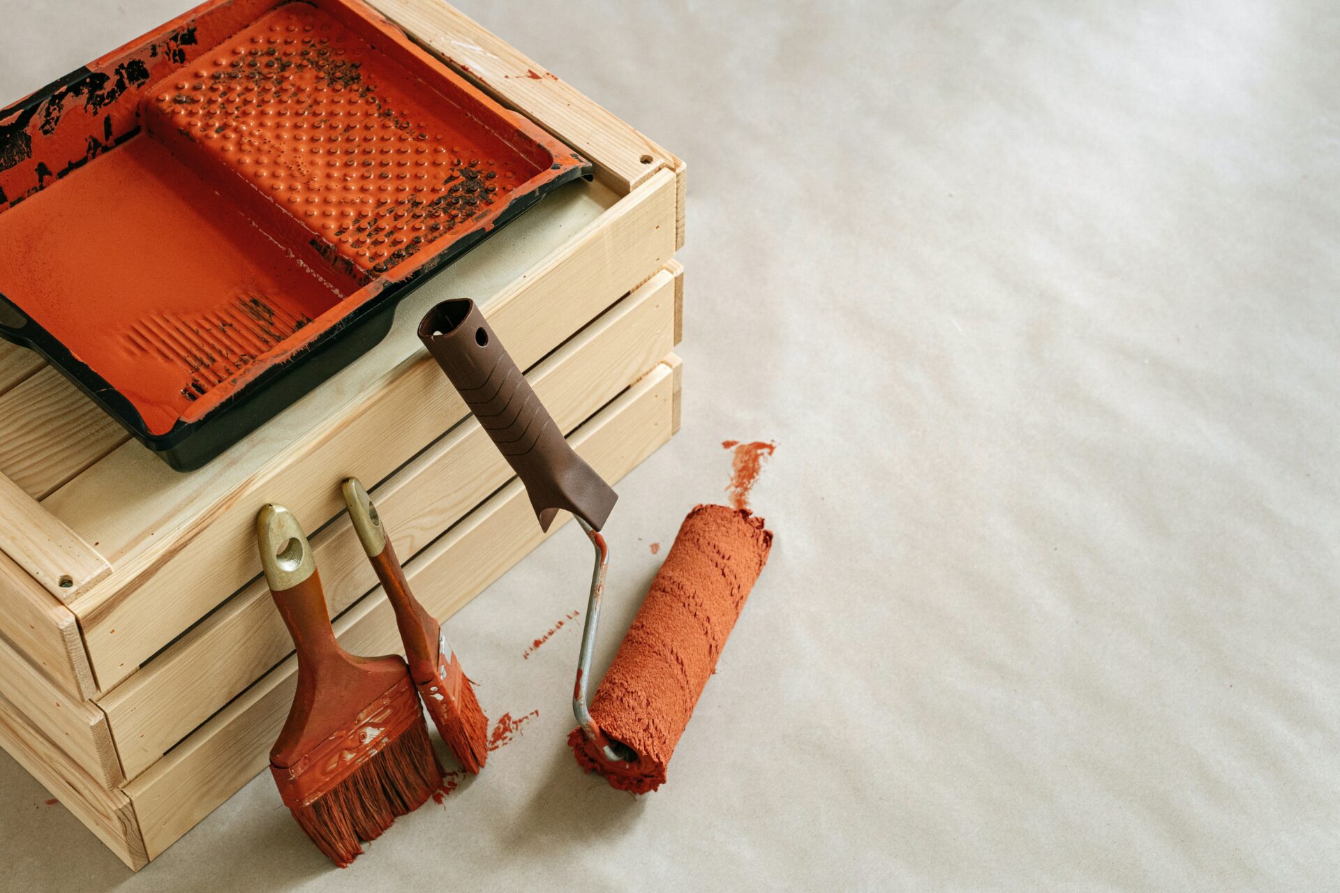 Illustration : rouleau de peinture couleur terracota pour peindre une cuisine.